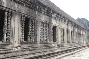 古老柬埔寨寺庙建筑长廊