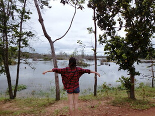 湖畔伸展双臂的红衣女子