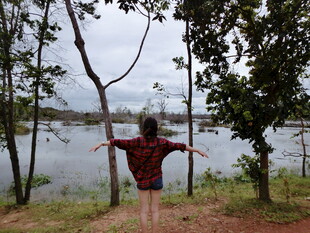 湖畔女子舒展身姿赏景