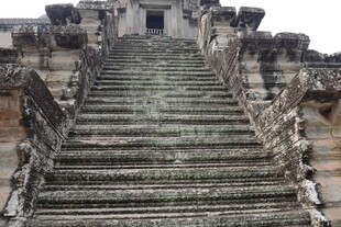 古老寺庙的阶梯