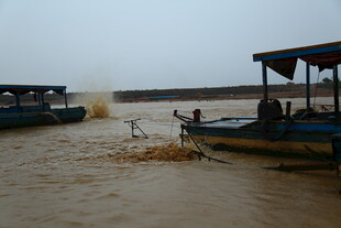 洪水场景中的船只