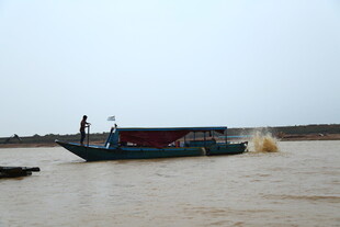 湄公河上的行驶船只