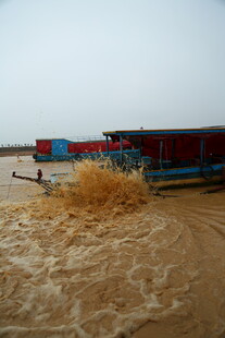 黄河边船只激起浑浊浪花