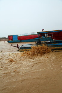 黄河上行驶的驳船