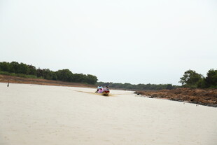 宽阔河道上的船只