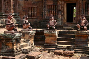 古老寺庙前的精美石像