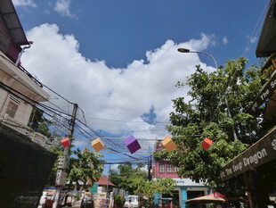 街道上空悬挂多彩灯笼