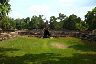 古老寺庙前的开阔绿地