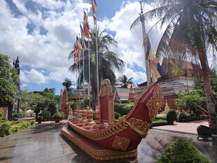 传统装饰船停靠于热带风光处