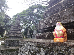 古寺旁的彩色佛像