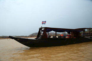 河上行驶的观光船只