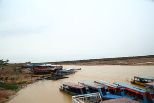 河边停泊的多彩船只