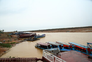 河畔船只停靠景象