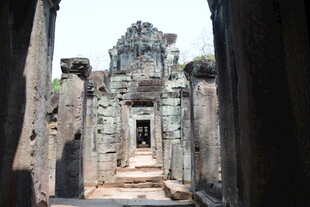 古老神秘的石质寺庙遗迹