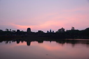 湖畔黄昏美景倒映