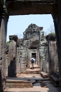 古老寺庙遗迹内景