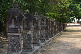 古老石像整齐排列于道旁