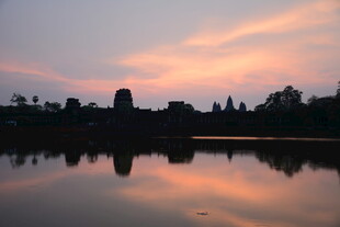 夕阳下的古建筑湖景倒影