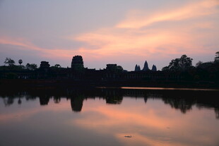 夕阳下的古老建筑与湖面倒影