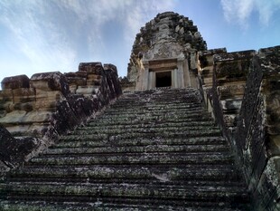 古老石阶通向神秘建筑