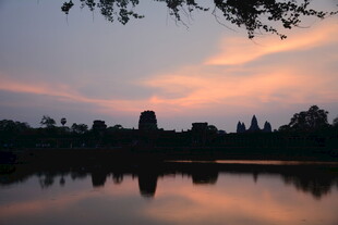 黄昏湖畔的古老建筑倒影