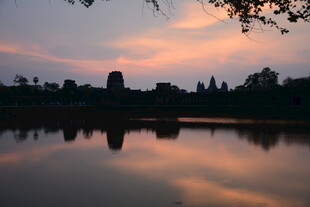 湖畔黄昏美景倒映