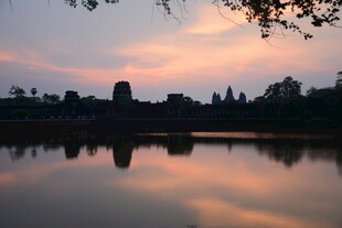 黄昏下静谧的湖岸古建筑