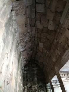 古老石砌建筑内部结构