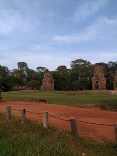 古老遗迹旁的宁静景色