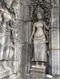 古老寺庙中的精美女性雕像