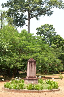 公园中的古朴纪念碑