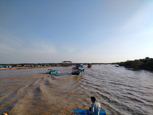沙滩水域休闲场景