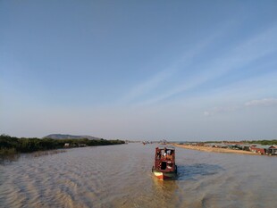 河上小船乘众人赏景