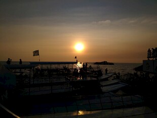 海边日落时的码头景象