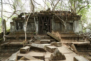 古老废墟中的神秘建筑遗迹