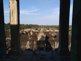 透过石柱望古老城镇风光