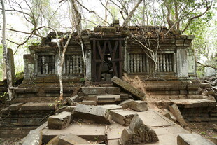 古老废墟中的神秘石建筑