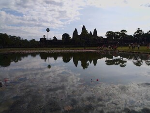 吴哥窟倒影于静谧水面