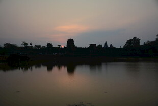 黄昏湖畔古建筑倒影