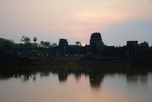 黄昏下的吴哥窟静谧倒影