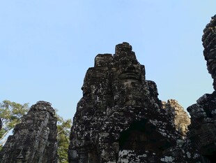 奇特嶙峋的黑色岩石景观