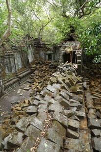 古老废墟中的残垣断壁