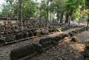 古老废墟中的石砌遗迹