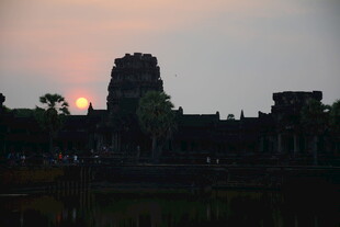 夕阳下的吴哥窟古迹