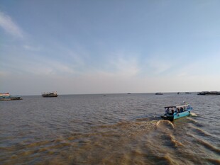 河上小船行驶的宁静画面