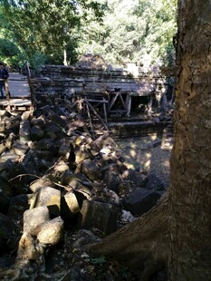 古老庙宇遗址的斑驳光影