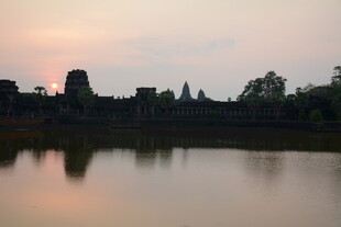 夕阳下的古老寺庙与湖水