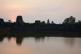 夕阳下的古老建筑与湖水