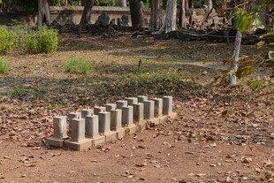 户外排列的灰色长方体石块