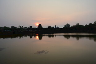 黄昏下静谧的水边古建筑